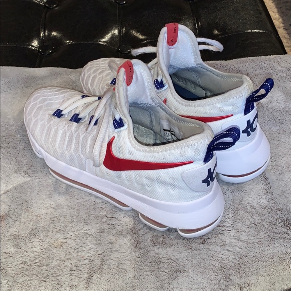 Basketball Shoes - Picture 2 of 4
